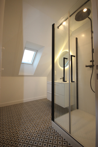 Salle d'eau sous toiture